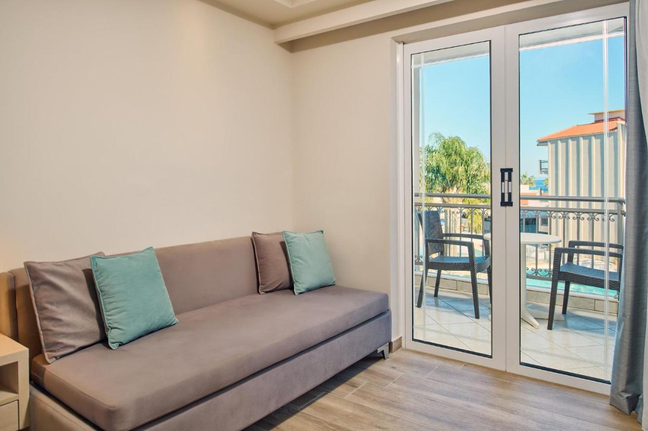 Comfort Room with Pool View